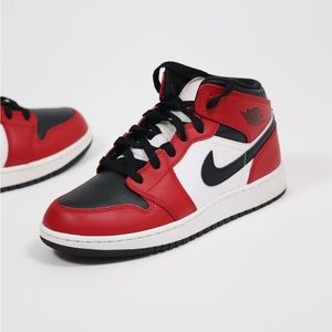 Jordan 1 mid chicago